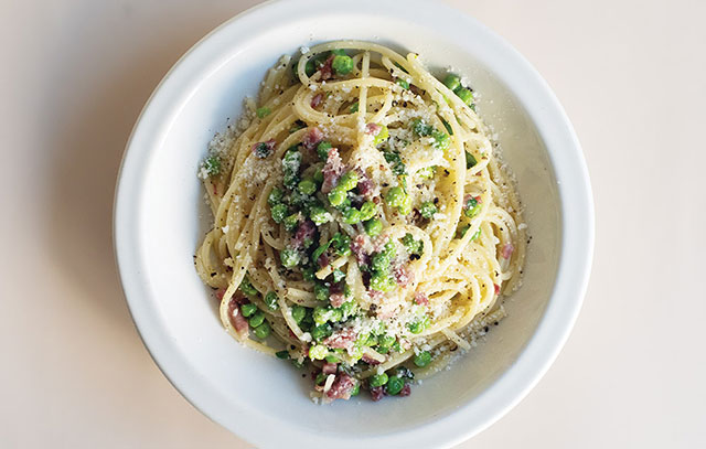 Spaghetti with pancetta and peas